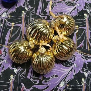set of Gold, ribbed Christmas ball ornaments, X5 Plastic X4 Small X1 Big